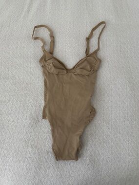 skims shapewear bodysuit  size small   details: -comfy  -no flaws